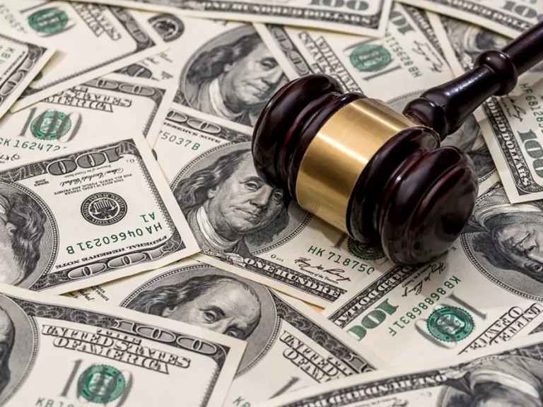 How to Negotiate a Cash Settlement With an Insurance Company